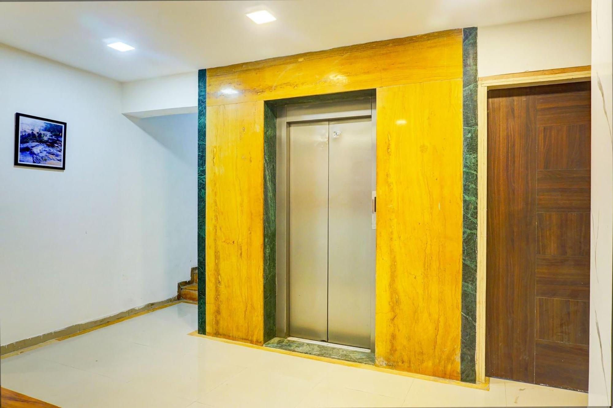 Super Collection O Vardhan Plaza Yerandwane Bagian luar foto