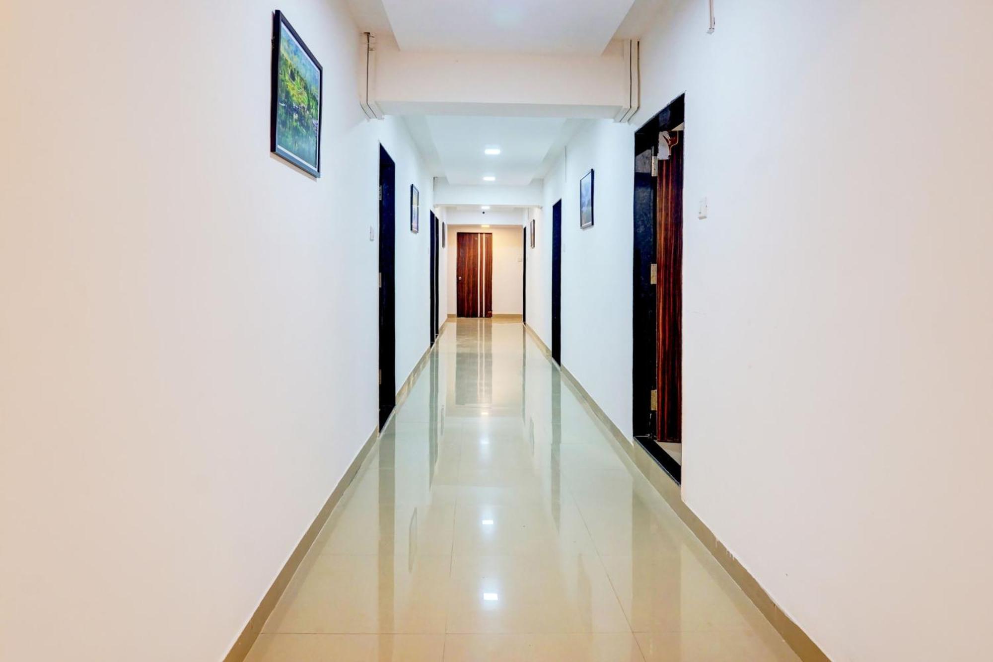 Super Collection O Vardhan Plaza Yerandwane Bagian luar foto